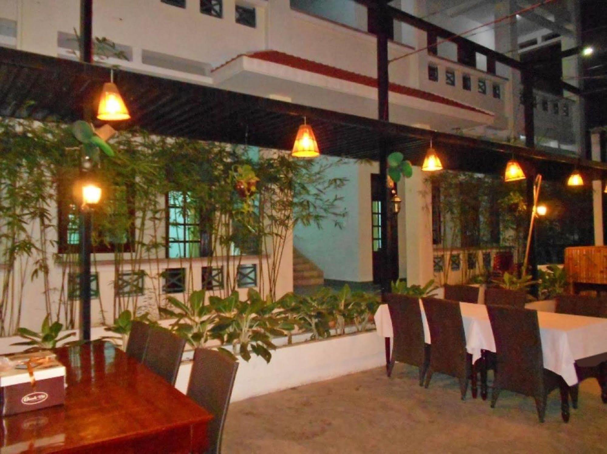 Oyo 381 Tuyet Mai Hotel Nha Trang Exterior foto