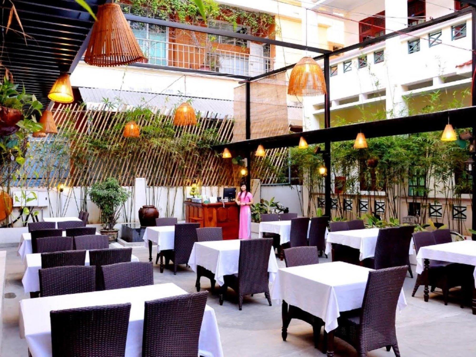 Oyo 381 Tuyet Mai Hotel Nha Trang Exterior foto