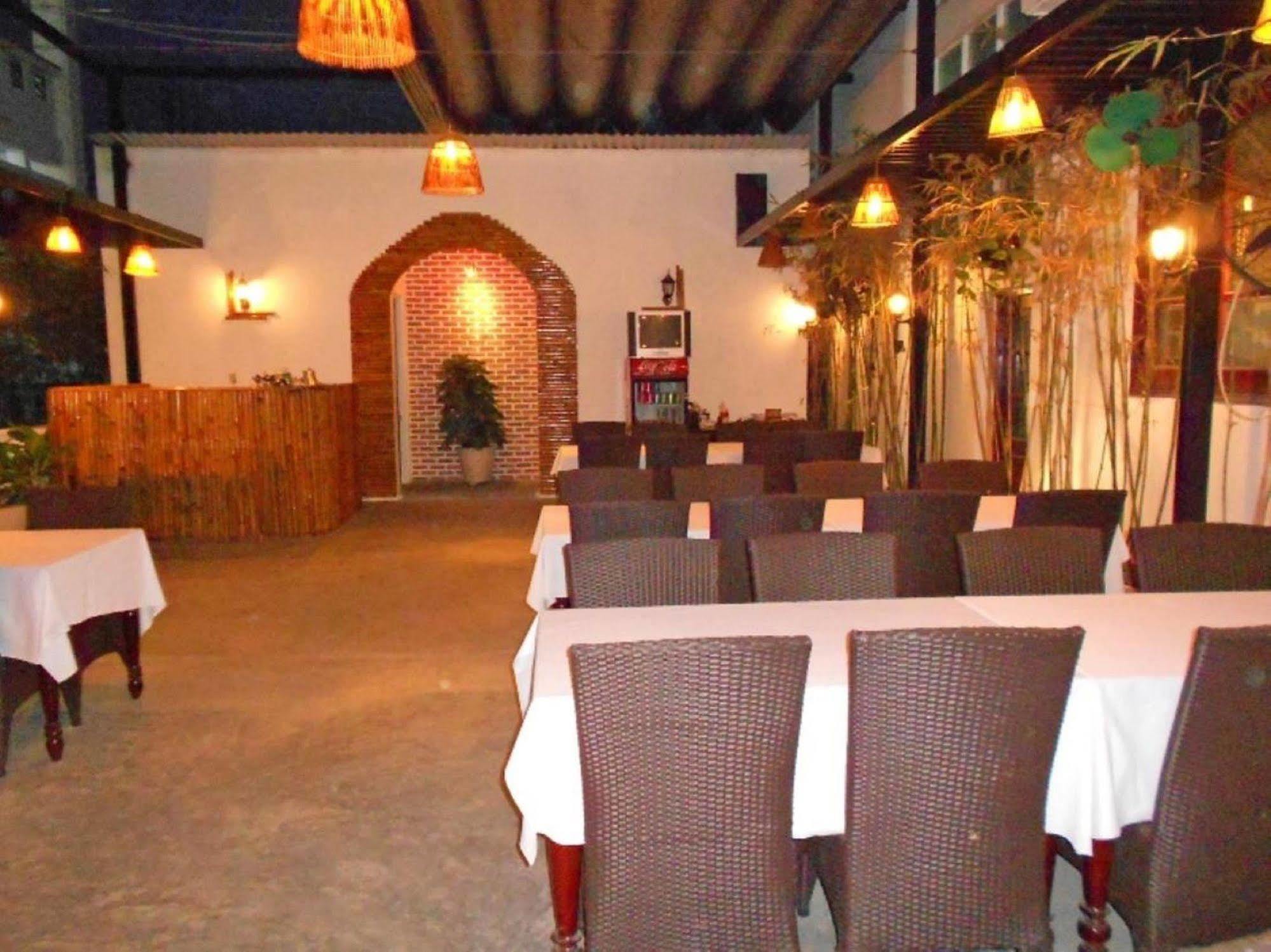 Oyo 381 Tuyet Mai Hotel Nha Trang Exterior foto